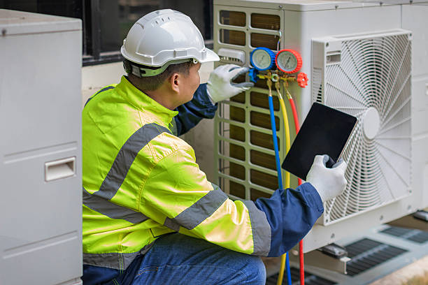 Professional Hvac technician working in Hutto, TX